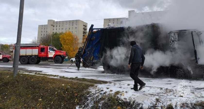 Во Владимире сгорел мусоровоз на улице Тракторной