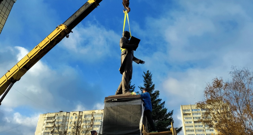 На площадь перед зданием областного суда во Владимире привезли памятник Сперанскому 