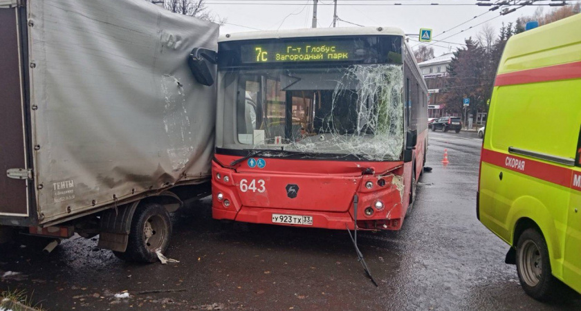 Водителя автобуса, устроившего ДТП на Горького, оштрафовали на одну тысячу рублей