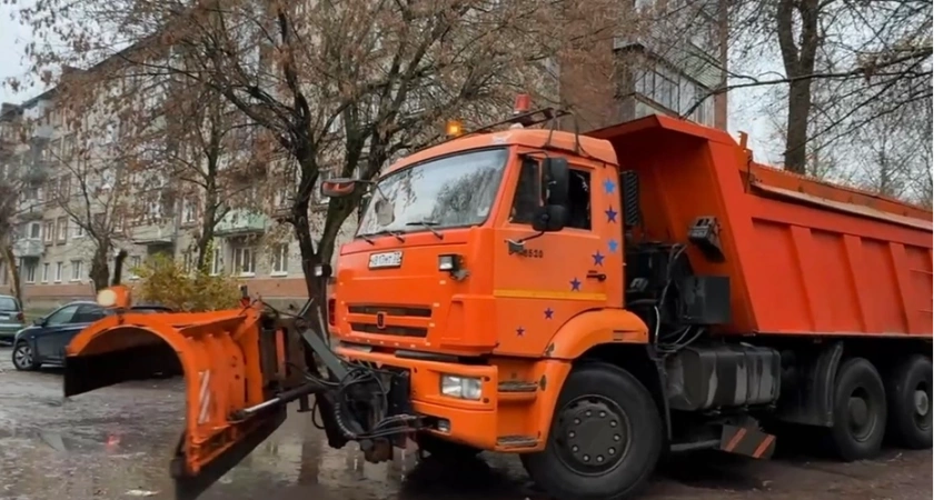 Коммунальщики Владимира показали, как лавируют среди припаркованных авто