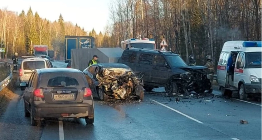 Спасатели вызволили из авто пострадавших в жёстком ДТП у поселка Иванищи