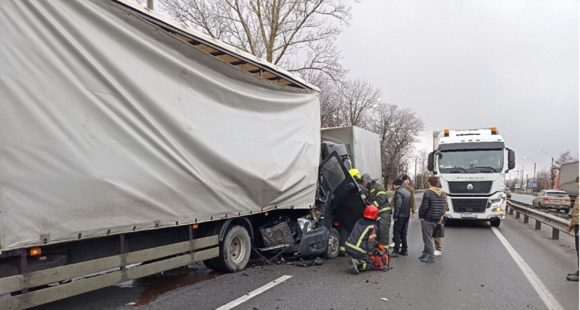 Сотрудники МЧС вызволили из авто пострадавшего в ДТП в Вязниковском районе