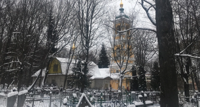 Фото к статье: Князь-Владимирское кладбище очистили от мусора после проверки прокуратуры