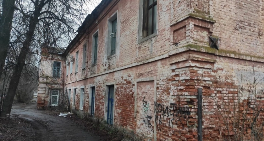 Фото к статье: В Гусь-Хрустальном после вмешательства прокуратуры проживающей в аварийном доме семье предоставили новую квартиру 