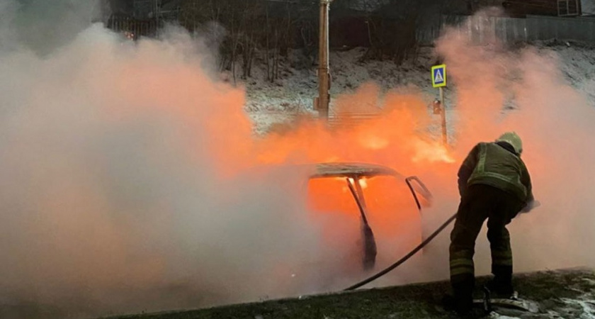 Около ДТЮ во Владимире сгорел автомобиль