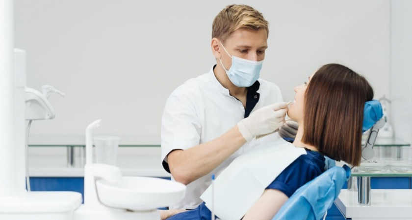 Не имеющий необходимой квалификации заведующий собинской стоматологией незаконно ставил импланты пациентам