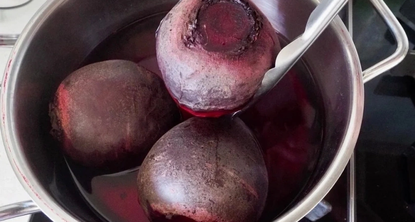Варить свеклу часами не нужно — хватит 15 минут: одна уловка при варке поможет сделать овощ вкуснее и сочнее