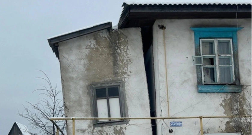 Фото к статье: Прокуратура вмешалась в историю с разваливающимся домом в поселке Гусевском
