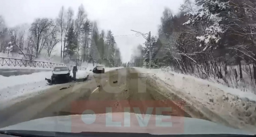 В Александровском районе водитель легковушки не справился с управлением на заснеженной дороге и устроил ДТП 