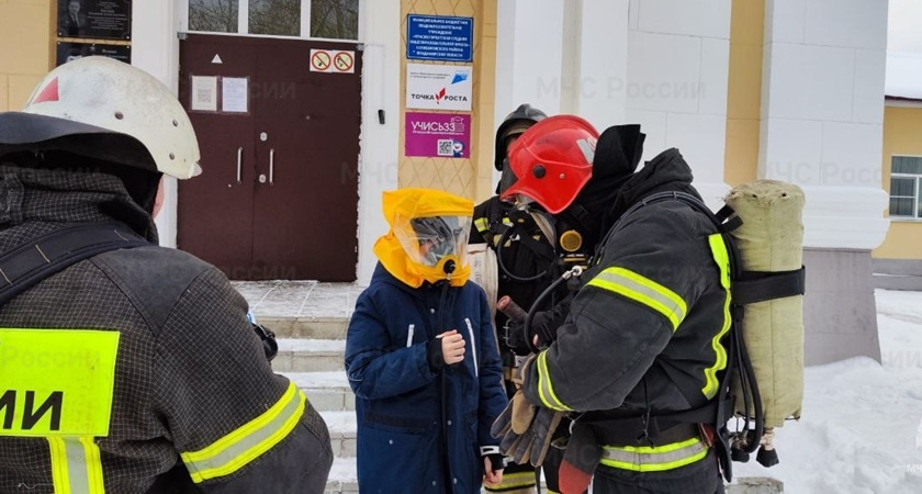 Во Владимирской области сотрудники МЧС "потушили пожар" в школе 