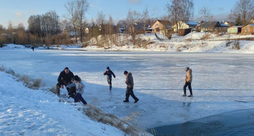 В Кольчугине прохожий спас двух подростков, которые провалились под лед