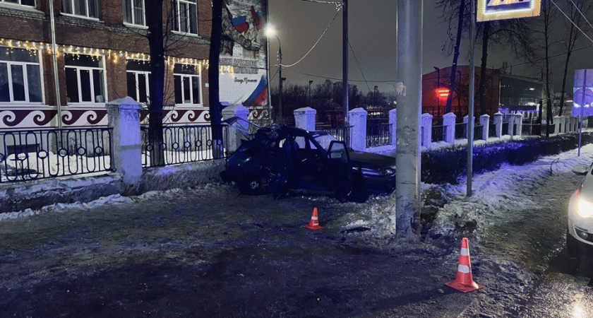 Смертельное ДТП во Владимире: водитель легковушки не справился с управлением и влетел в опору ЛЭП 