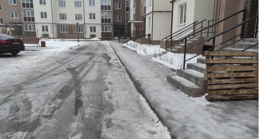Фото к статье: 7 УК Мурома не боролись с гололёдом во дворах