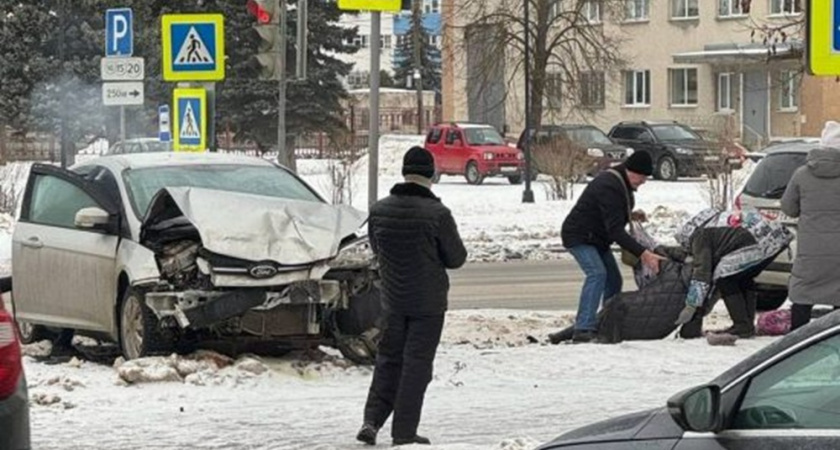 В Коврове легковушка вылетела на тротуар и наехала на женщину 