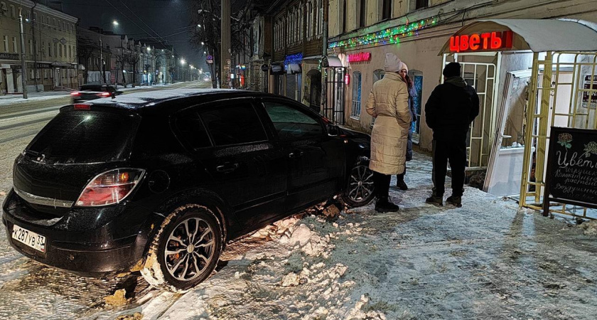 Автоледи на "Астре" влетела в цветочный магазин