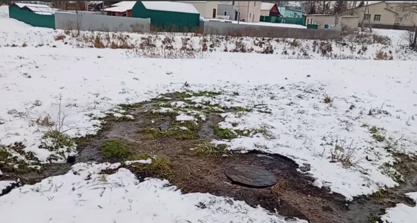 В Юрьев-Польском нечистоты, выливаясь из переполненного колодца, текут в сторону Колокши