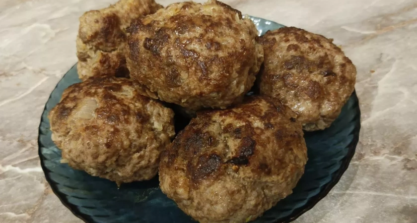 Знают лишь избранные: как приготовить вкусные и сочные котлеты для всей семьи — один ингредиент решает все