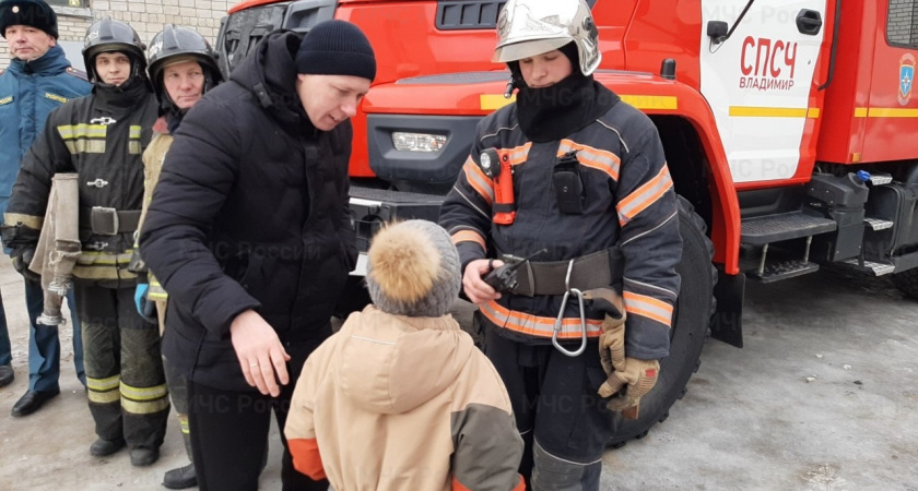 Владимирские спасатели устроили шоу пожарных машин, чтобы исполнить мечту ребенка