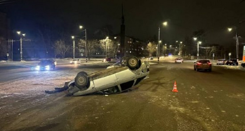 В Коврове легковушка врезалась в бетонное ограждение и перевернулась