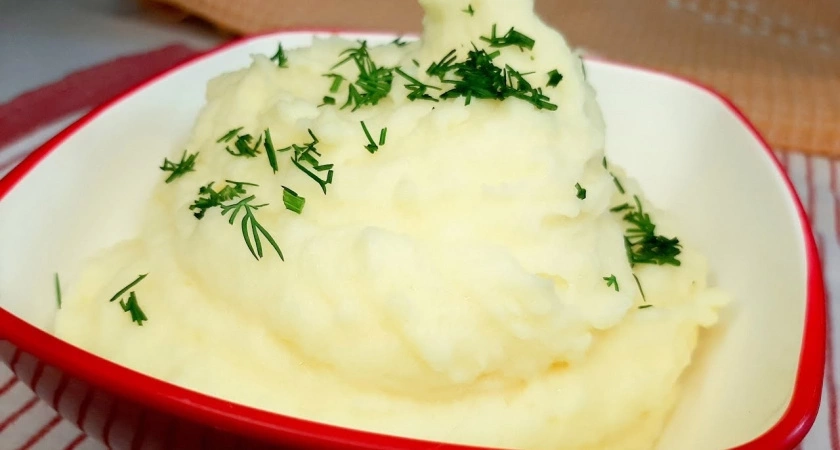 Добавьте ложку — картофельное пюре станет невероятно вкусным: такого гарнира вы точно не пробовали