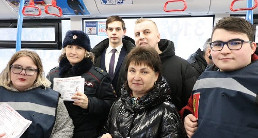 Пассажиры «Правового троллейбуса» во Владимире познакомились с модернизированными купюрами номиналом 5000 рублей