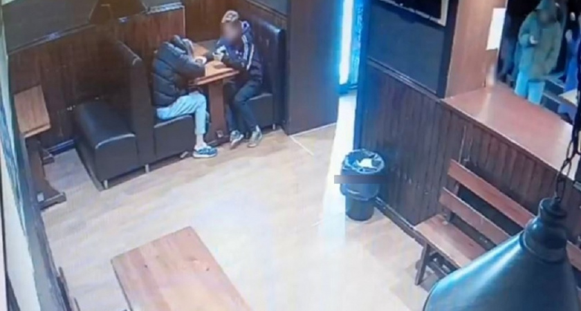В одном из баров Владимира спящий посетитель стал жертвой кражи