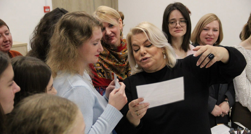 Актриса Яна Поплавская провела литературный мастер-класс в областной библиотеке