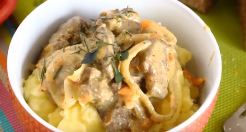 Домашний деликатес за 30 минут: нежная жареная печень с луком и сметаной — все будут в восторге