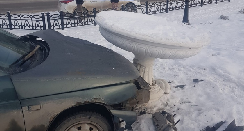 В Муроме водитель легковушки снес фонарь и цветочный вазон