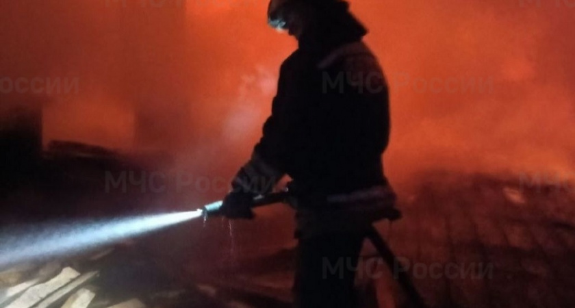 В Гусь-Хрустальном районе произошел крупный пожар в деревообрабатывающем цехе 