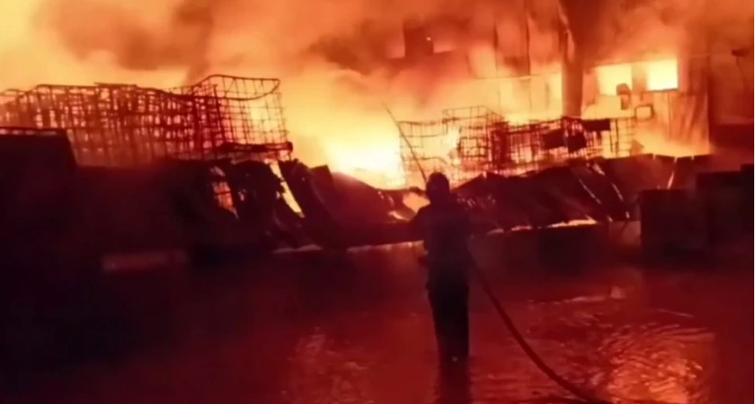 Во Владимире случился крупный пожар на складе масел и растворов в промзоне «Яма»