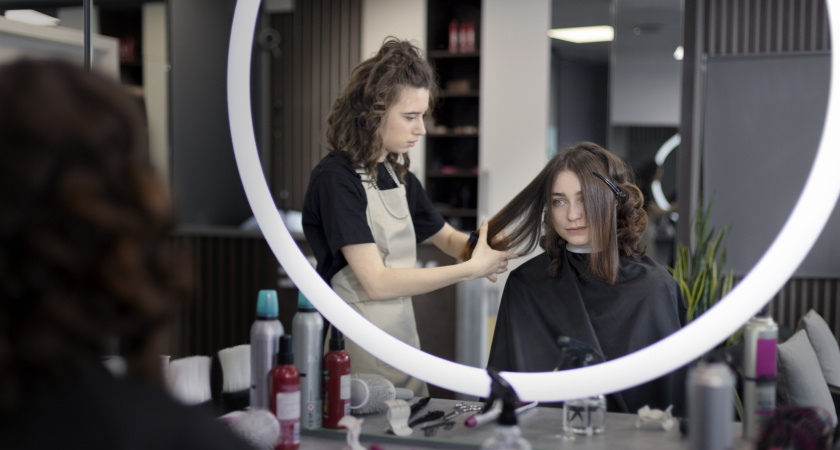 Эксперты рассказали, в каких регионах перед праздниками чаще ходят в салоны красоты