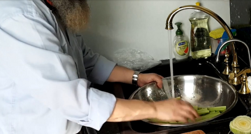 Следует ли мыть зелень перед готовкой: эксперты раскрывают всю правду