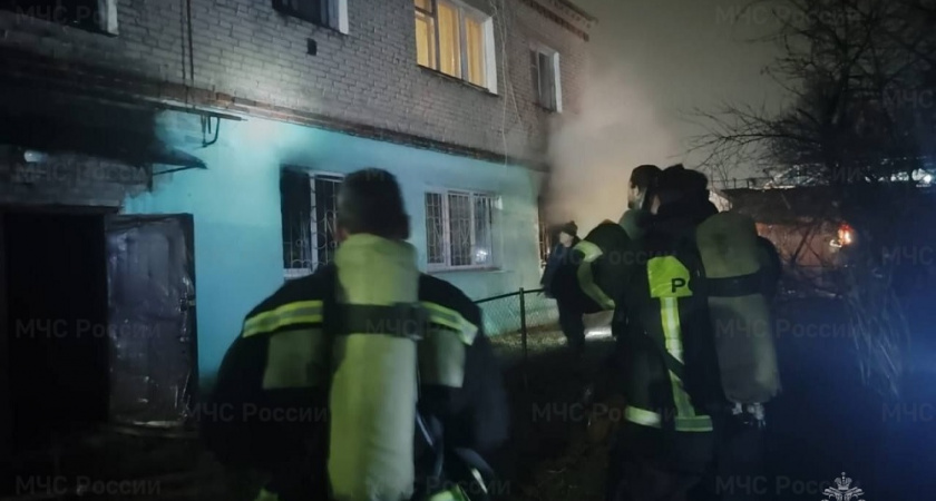 Из горящего дома в Александрове спасли двух человек 