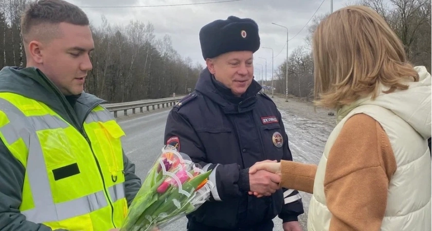 Сотрудники ДПС Владимира останавливали девушек за рулем и дарили им цветы