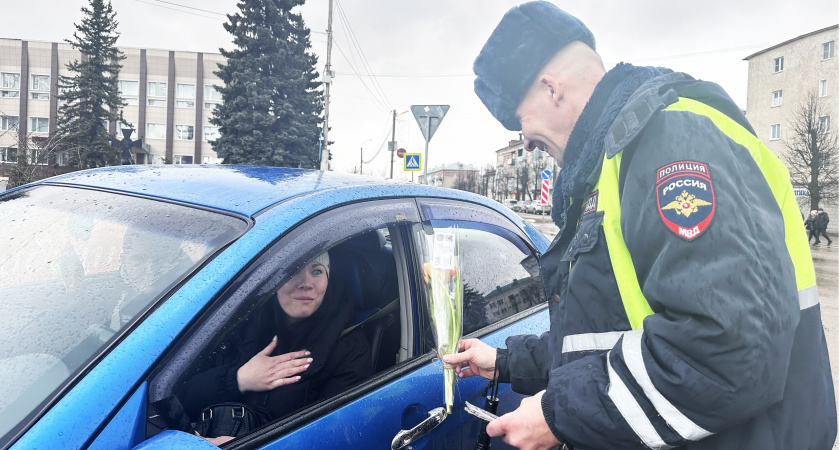 Сотрудники ГАИ в городах Владимирской области поздравили женщин-водителей с праздником 8 Марта