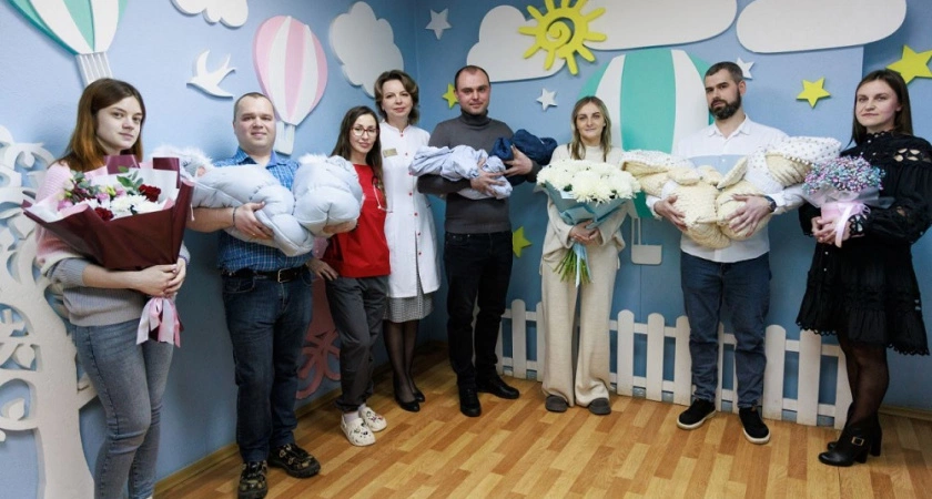 Фото к статье: Из Областного перинатального центра выписали три пары двойняшек
