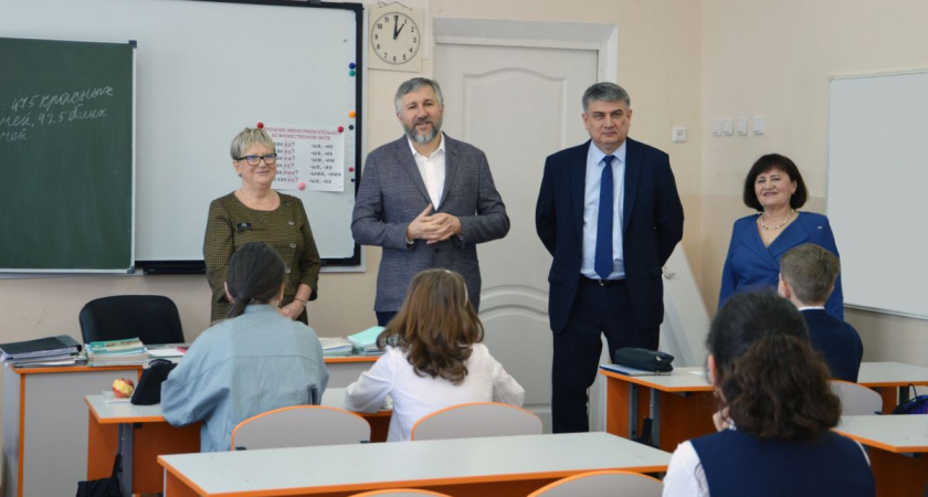 Григорий Аникеев оказывает поддержку школам Владимирской области