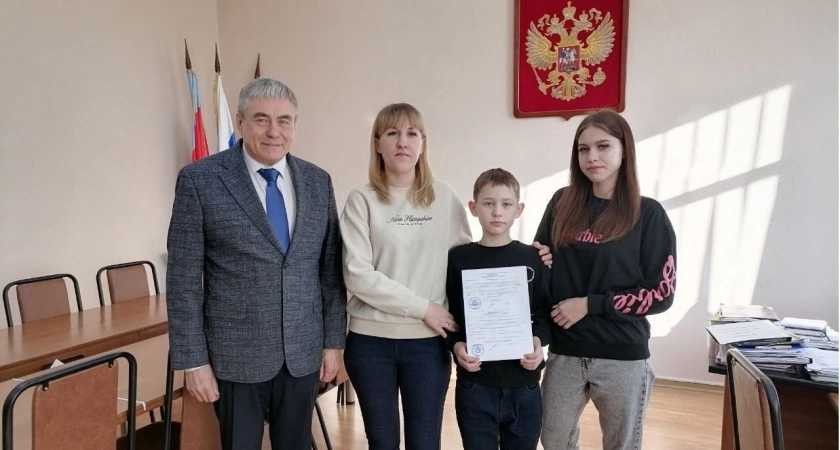 Фото к статье: В Ковровском районе еще одна многодетная семья получила сертификат на новое жилье