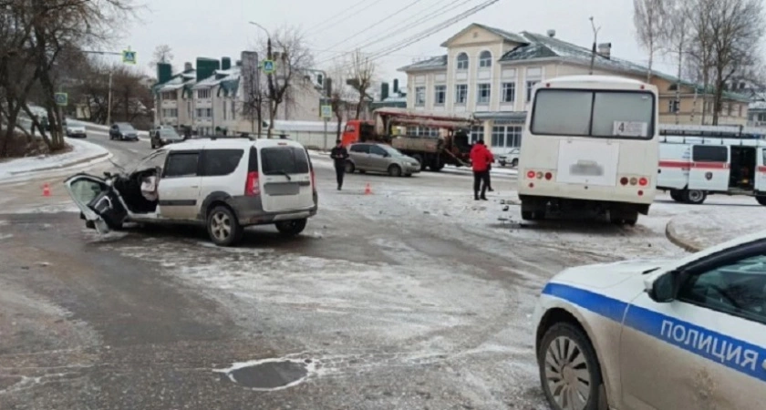 Фото к статье: Стали известны подробности ДТП с легковушкой и автобусом в Александрове 