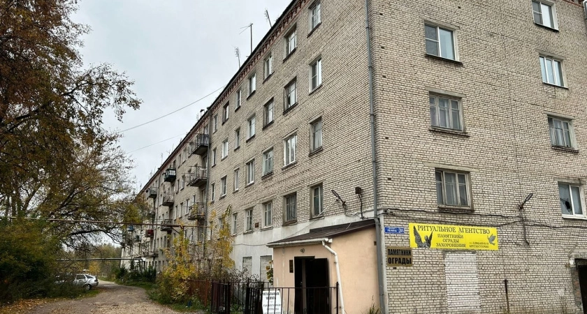 Фото к статье: В Лакинске прокуратура требует закрыть торговлю гробами в жилом доме