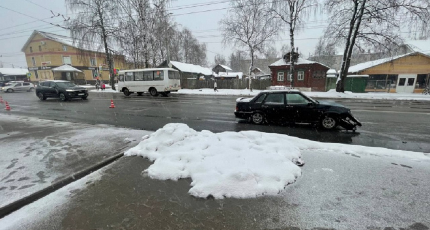 Фото к статье: В Коврове женщина переходила дорогу на "красный" и попала под машину 