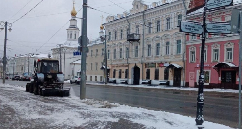 Фото к статье: Снег с улиц Владимира убирают свыше 50 единиц спецтехники и более 80 рабочих муниципального «ЦУГД»