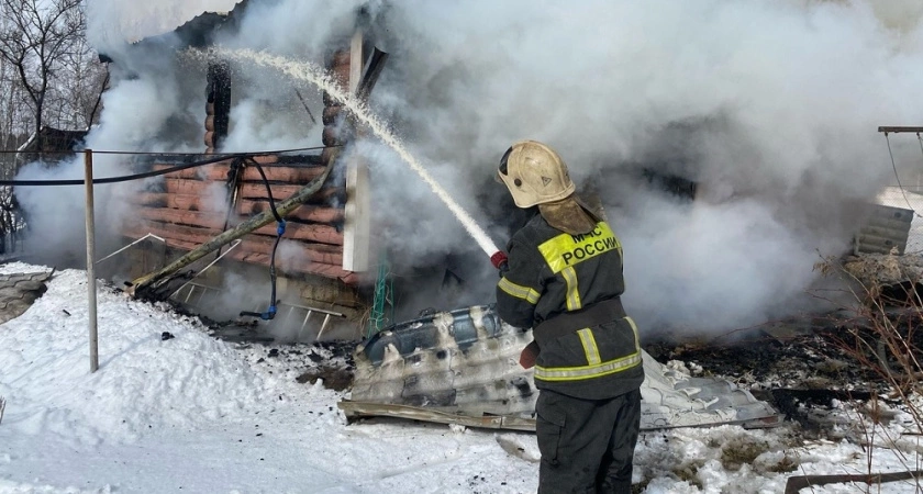 Фото к статье: В Александровском районе пожар уничтожил частный жилой дом
