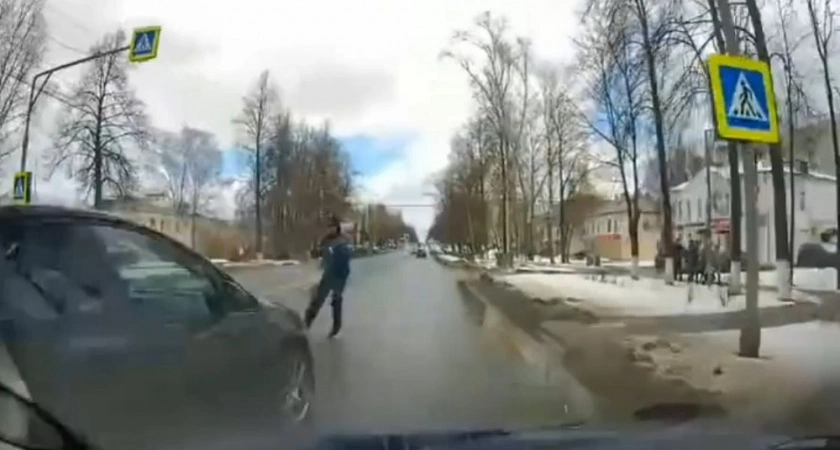 Фото к статье: В Вязниках водитель легковушки сбил пешехода прямо на "зебре"