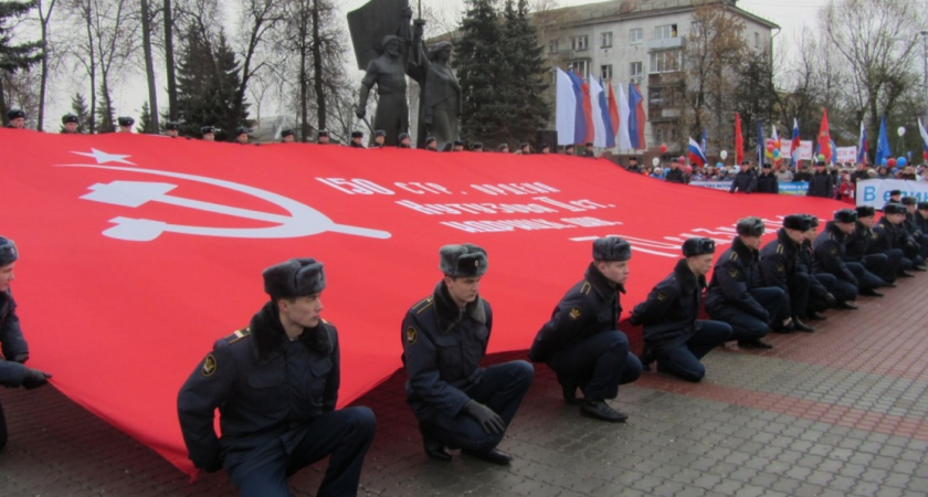 Масштабную копию Знамени Победы развернут на территории вузов Владимира