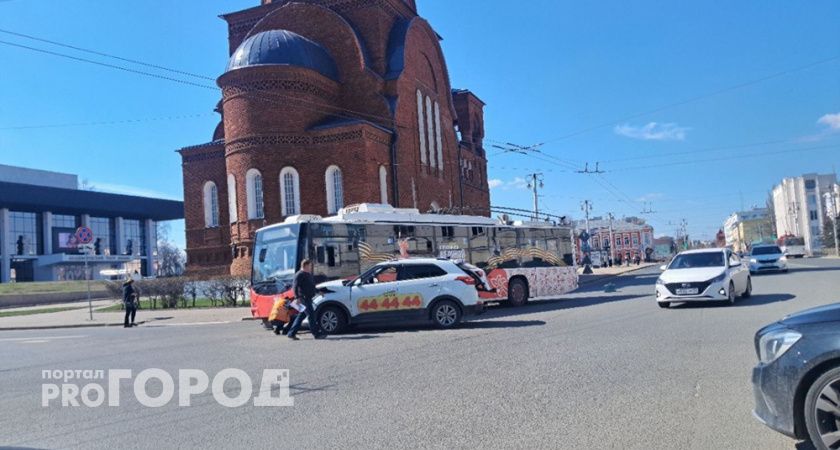 В центре Владимира легковушка столкнулась с троллейбусом
