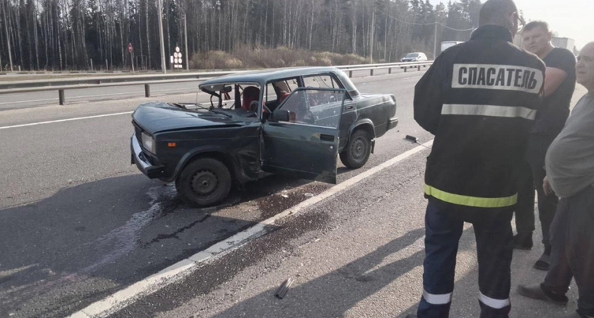 Фото к статье: На южном объезде Владимира легковушка врезалась в большегруз и перевернулась