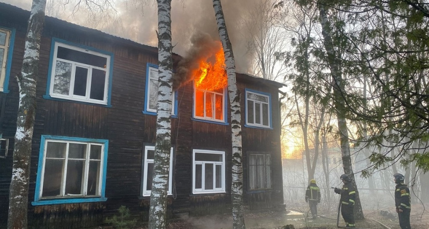 В Киржаче пожар охватил двухэтажный деревянный дом