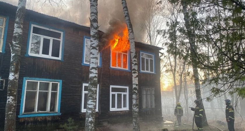 Фото к статье: В Киржаче пожар охватил двухэтажный деревянный дом